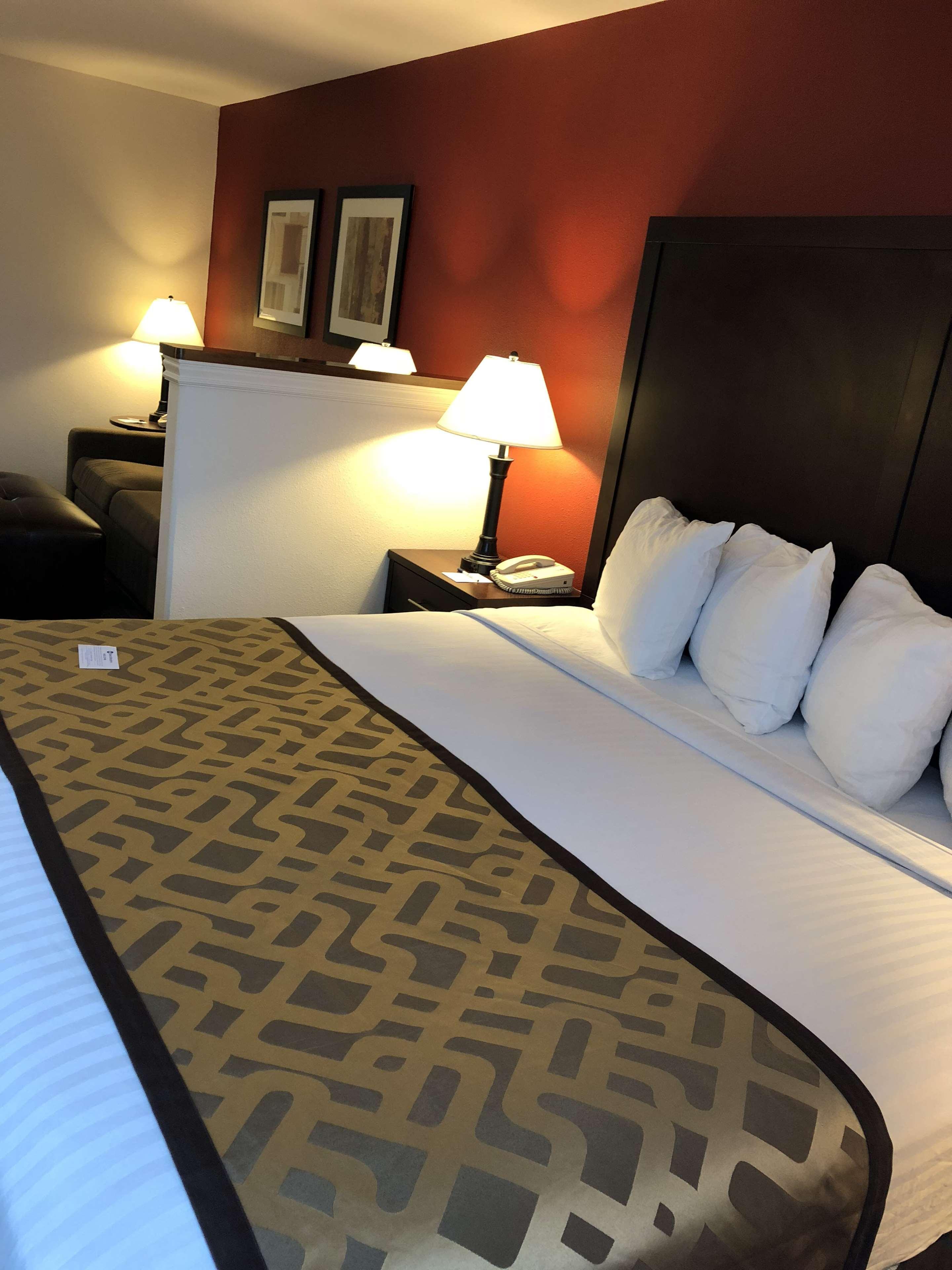 Best Western Dallas Inn & Suites Экстерьер фото